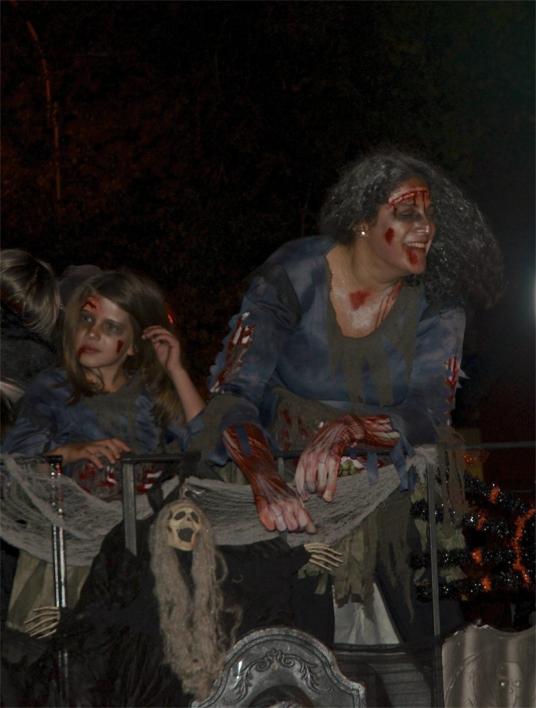 mother-daughter-zombies